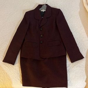 LeSuit skirt and jacket size 6 Burgundy with black